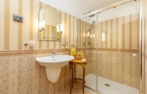 Bathtub - Awesome home in Valtura (Valtura)