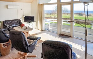 TV, fireplace, DVD player