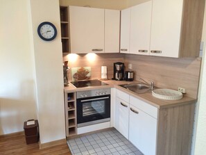 Køleskab, mikrobølgeovn, ovn, kaffe-/temaskine