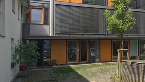 Een modern gebouw met grote ramen en een plat dak.