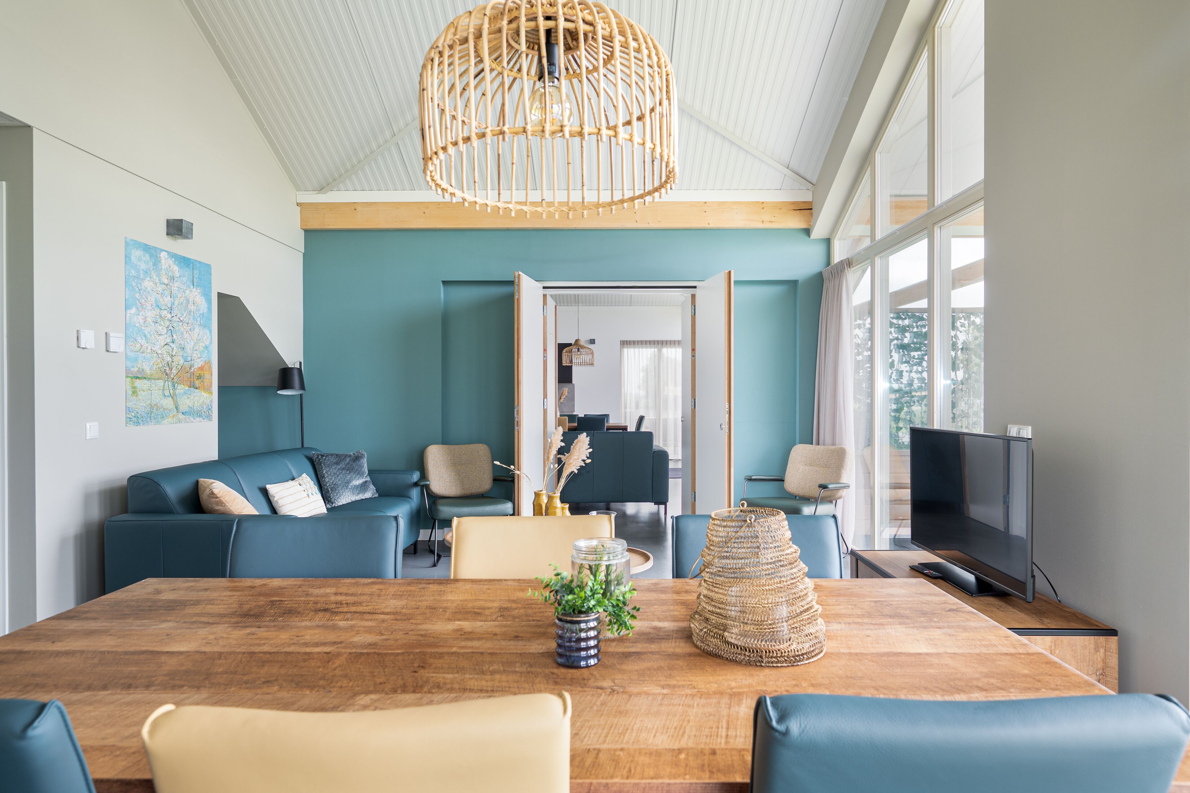 Deluxe House, Multiple Bedrooms, Hot Tub, Canal View | Living area