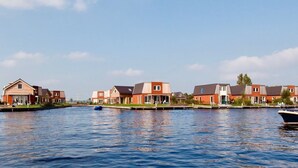 A waterfront residential area with houses along a canal. - Recreatiepark Tusken de Marren (Akkrum)