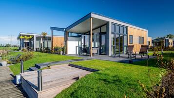 Chalet, 2 slaapkamers, uitzicht op kanaal (Knilles 4 aan het water) | Terras