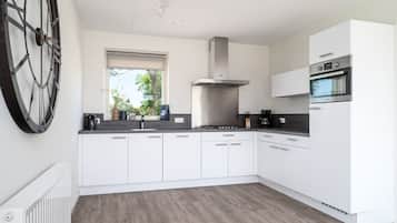 Maison Luxe, 3 chambres, bain à remous (Sneekermeer 6 Wellness) | Cuisine privée | Réfrigérateur, micro-ondes, four, plaque de cuisson