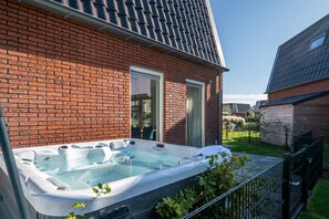 บ้านพัก, 4 ห้องนอน, อ่างน้ำวน (Sneekermeer 8 met Jacuzzi) | บริเวณนั่งเล่น | ทีวีจอแบน