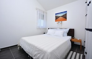 4 bedrooms, in-room safe, travel cot, free WiFi