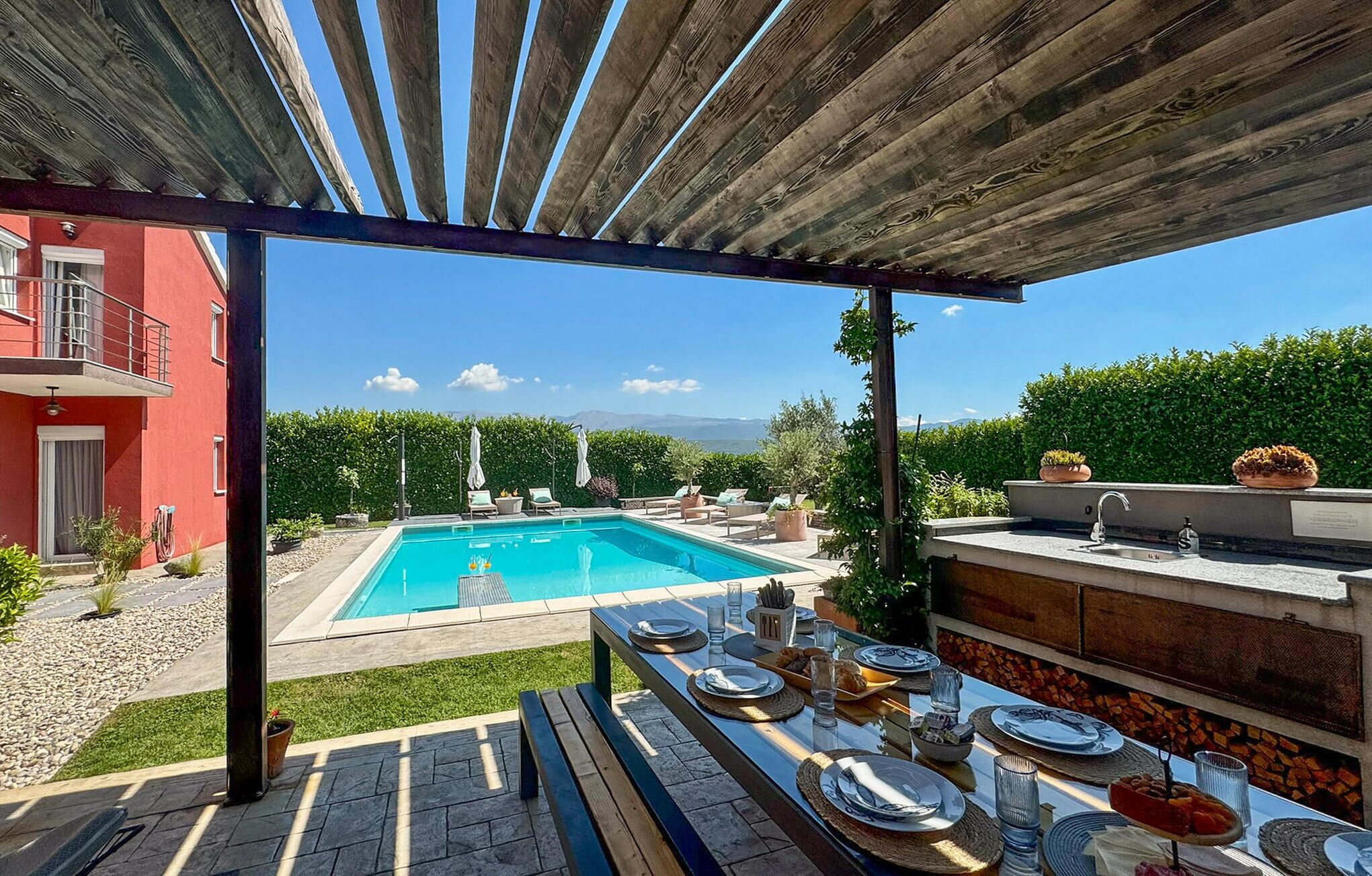 Una piscina al aire libre