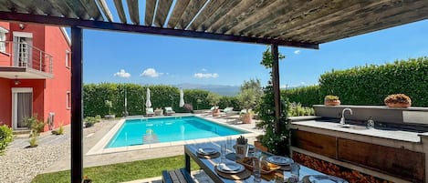 Una piscina al aire libre