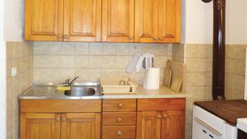 Fridge, stovetop, dishwasher, coffee/tea maker