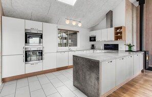 Geladeira, cooktop, lava-louças, cafeteira/chaleira