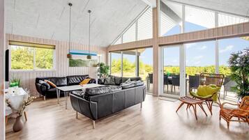 Tv, pejs, dvd-afspiller, bordfodbold