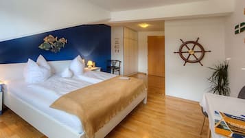 2 bedrooms, desk, iron/ironing board, WiFi