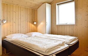 2 bedrooms, travel cot, free WiFi
