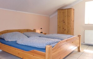 1 bedroom, travel cot, free WiFi, bed sheets