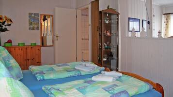 Ferienwohnung I - Schlafzimmer mit Doppelbett (zusammengestellte Einzelbetten)
