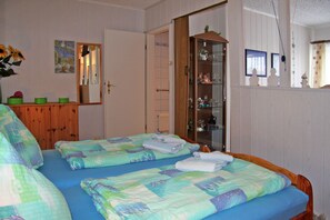 1 bedroom, bed sheets