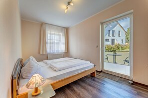 2 soveværelser, pengeskab på værelset, strygejern/strygebræt