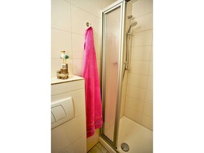 ヘアドライヤー、タオル、石鹸、トイレットペーパー