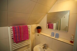 Een douche, een haardroger, handdoeken, zeep