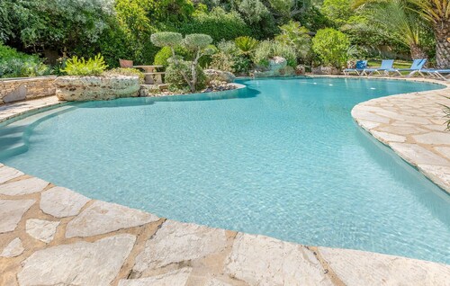 Pet friendly home in Roujan