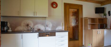 Kjøleskap, mikrobølgeovn, oppvaskmaskin og kaffetrakter/tekoker