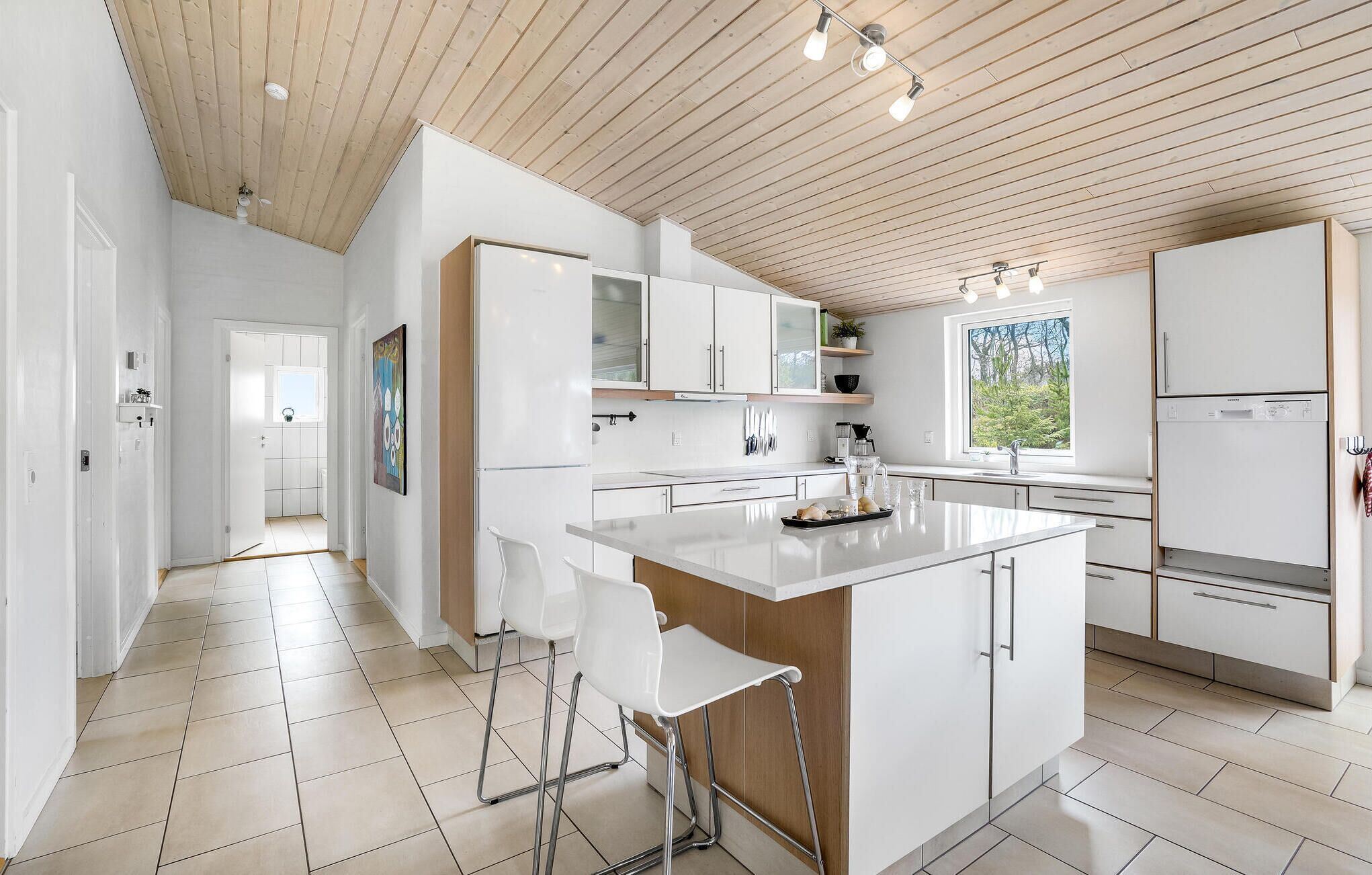 Kjøleskap, kokeplater, oppvaskmaskin og kaffetrakter/tekoker