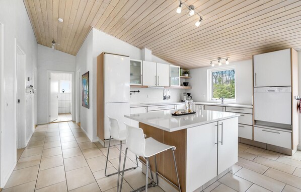 ثلاجة، موقد طهي مسطح، غسالة أطباق، ماكينة لصنع القهوة/الشاي