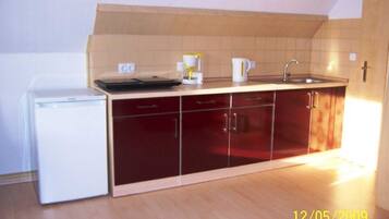 KĂŒhlschrank, Mikrowelle, GeschirrspĂŒler, Hochstuhl