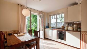 Fridge, oven, dishwasher, coffee/tea maker