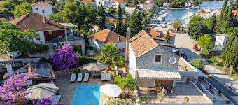 Stunning home in Zman with kitchen