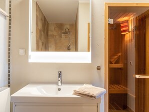 Shower, hair dryer, towels - Apartment 4 - Apartments in Blu Hus (Kröslin)