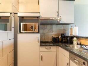 Kylskåp, mikrovågsugn, diskmaskin och kaffe- och tebryggare