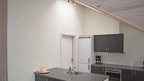 Kaffetrakter/tekoker, kjøleskap, kokeplater og oppvaskmaskin