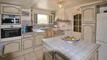 Réfrigérateur, plaque de cuisson, lave-vaisselle, cafetiÚre/bouilloire