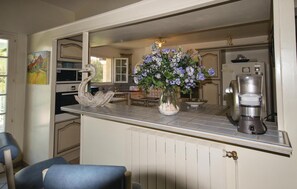 Réfrigérateur, plaque de cuisson, lave-vaisselle, cafetière/bouilloire