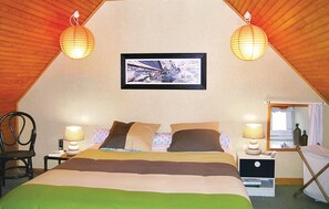 2 bedrooms, travel crib