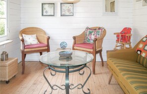 Smart TV, fireplace - Awesome home in Spøttrup with WiFi (Spøttrup)