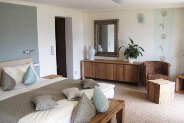 1 bedroom, desk, WiFi, bed sheets