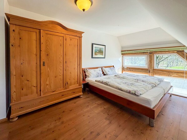 2 bedrooms, in-room safe, desk, WiFi