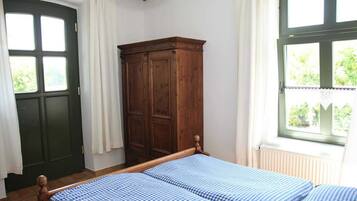 2 bedrooms, travel crib, WiFi, bed sheets