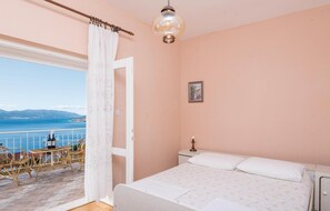 5 bedrooms, free WiFi, bed sheets - Stunning home in Orebic with kitchen (Orebic)