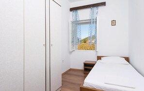 5 室のベッドルーム、WiFi (無料)、ベッドシーツ