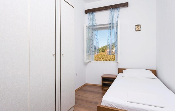 5 bedrooms, free WiFi, bed sheets