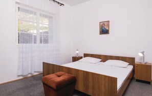 5 bedrooms, free WiFi, bed sheets