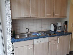 Fridge, dishwasher, highchair - Residence Seeblick 15 with lateral Baltic Sea view - Studio Manhattan / with balcony (Sellin (Ostseebad))