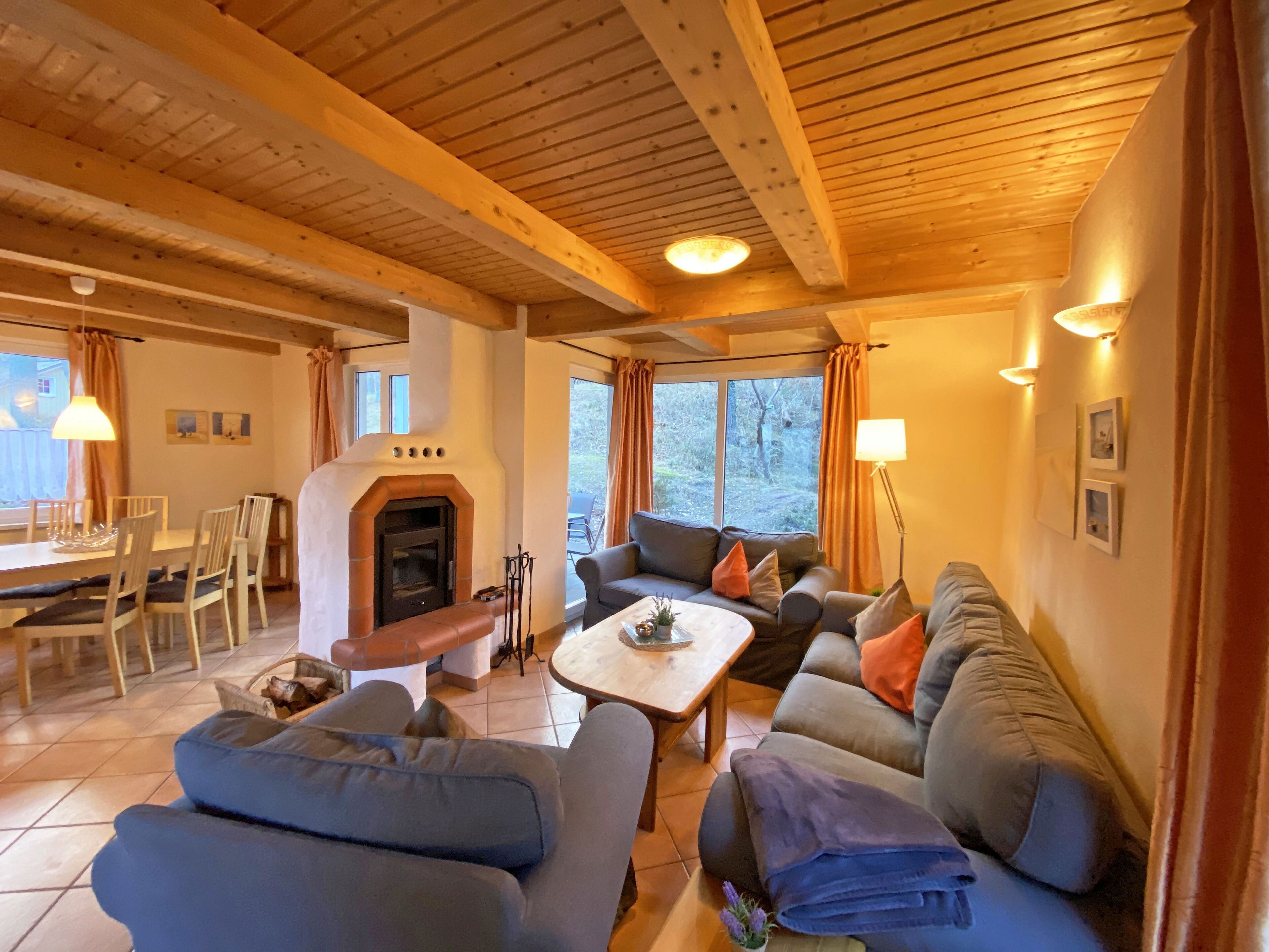 Televisión y chimenea 