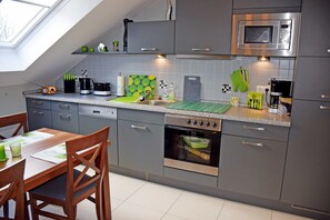 Kühlschrank, Mikrowelle, Ofen, Geschirrspüler