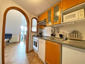 Kühlschrank, Mikrowelle, Ofen, Geschirrspüler