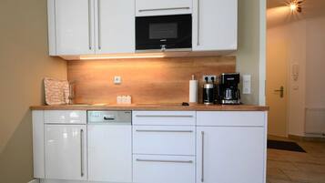 Een koelkast, een magnetron, een oven, een vaatwasser