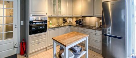 Jääkaappi, liesi, astianpesukone, kahvin-/teenkeitin